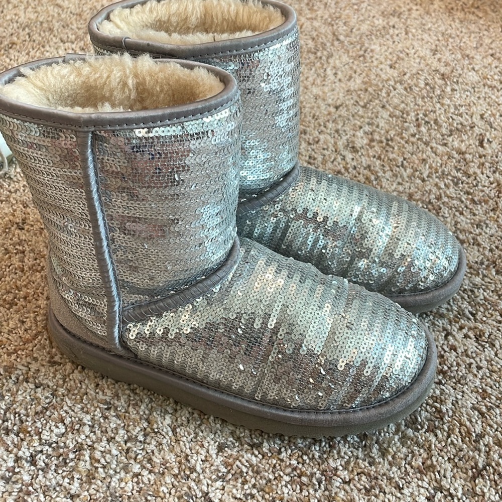 Girls sparkle Uggs size 4 EUC